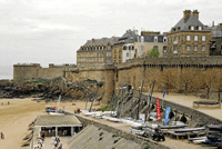 La ciudad de Saint-Malo, en la costa Esmeralda, est rodeada de imponenetes murullas de dos kilmetros de largo y ms de ocho metros de ancho. (Foto: Enrique Lpez)