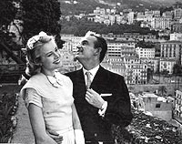 Grace sonre junto a su esposo, Rainiero de Mnaco, en el Principado en 1960.