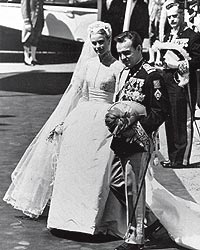 Se cas con Rainero de Mnaco en 1956 en la Iglesia del Principado Monagesco.