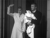 Mujer de fe. Junto a su marido Guy Ritchie, a la salida del bautizo de su hijo Rocco, en 2000.