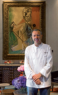 ARTISTAS. El cocinero madrileo, 57 aos, en el restaurante Picasso y frente a uno de los leos originales del pintor malagueo.