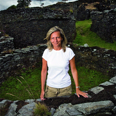Un lugar con encanto. Isabel San Sebastián posa en el castro de Coaña, que tiene una antigüedad de 3.000 años.
