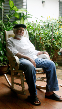 Ernesto Cardenal, de 83 aos, en el patio de su casa en Managua.