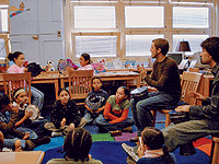 En clase. El joven percusionista con alumnos de una escuela de Nueva York.