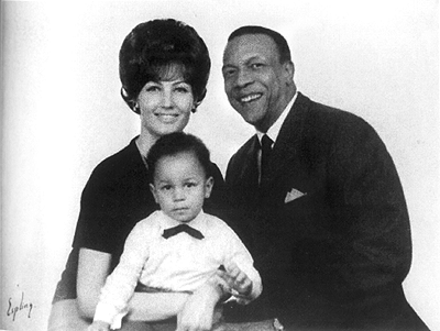 Bebo con su mujer, Rose Marie Pehrson, y su hijo Raymond, en 1967.