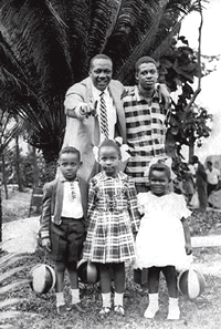 En familia. Con cuatro de sus cinco hijos de Cuba, en 1959. Chucho es el que está a su lado.
