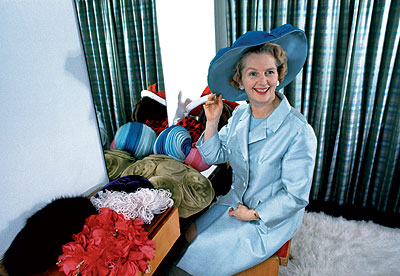 Enero de 1971. Margaret Thatcher elige un sombrero a juego con su abrigo de verano de entre su abundante coleccin de tocados. Por entonces, era ministra de Educacin. La foto es de Selwyn Tait.