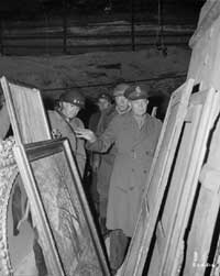 Tesoros perdidos. Eisenhower inspecciona algunas de las pinturas robadas por los alemanes que estaba escondidas en una mina de sal.