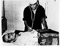 Abatido. McCain es asistido por un mdico vietnamita en un hospital de Hanoi despus de que un misil alcanzara su bombardero, en 1967. (Foto: AP)