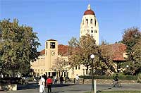 Alumnos frente a la fachada de uno de los edificios principales de Stanford, centro precursor de Silico Valley