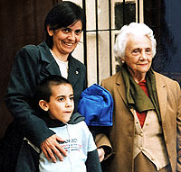 En la canonizacin. Manuel Vilar y su madre, Alicia, con una sobrina de la Madre Maravillas. La imagen fue tomada en 2003, en Madrid, a donde la familia Vilar acudi para asistir a la canonizacin de Maravillas oficiada por Juan Pablo II en su ltima visita a Espaa. (Foto: Hernn Astudilla)