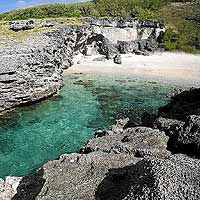 No hay mejor escondite para soar con los tesoros de los piratas que esos tramos de arena blanca entre dos coladas de lava que salpican la isla. / Foto: A.M. BERMEJO