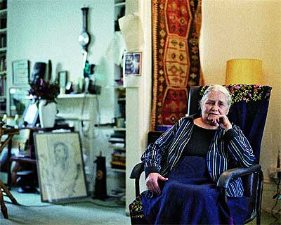 Una mujer nobel. Doris Lessing en la sala de estar de su casa londinense, donde vive desde hace 30 aos. | FOTO: REME CAMPOS