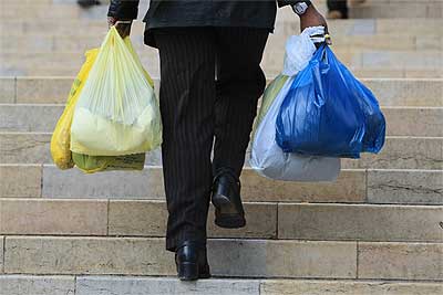 ALTERNATIVAS. Algunos supermercados han creado tipos diferentes de bolsas para que sean usadas varias veces.
