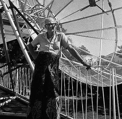 Hombre de ciencia. Arthur C. Clarke al lado de su receptor satlite, en su casa de Sri Lanka,