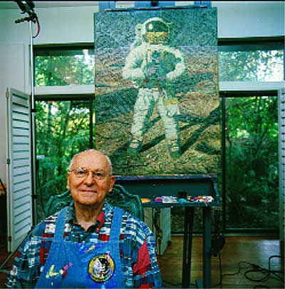 En su estudio. Alan Bean, frente a un retrato de Neil Armstong hecho con polvo lunar. Por algn cuadro suyo