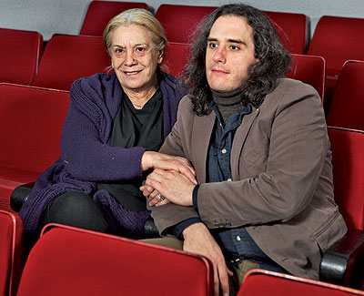 Familia linda. La actriz, agarrada del brazo de su hijo Carolo, en el madrileo Teatro Muoz Seca donde acta.