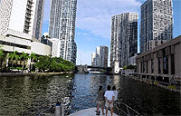 Casi en la desembocadura del Miami river, entre los múltiples rascacielos. / A. MERINO