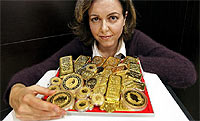 Marta Domnguez, directora de Oro Direct, sostienes ms de 300.000 euros en oro. El valor del lingote de kilo, del tamao de iPhone, ronda los 25.000 euros./ B. PAJARES