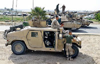 Un Humvee y dos Abrams, el primero consume hasta 59 litros a los 100 Km. El tanque llega a los 452.
