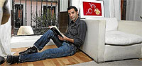 El actor, en el balcn del saln de su casa, su lugar preferido para la lectura. (A. M. Xoubanova)