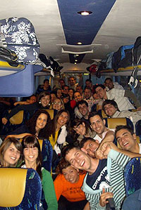 Los estudiantes afectados, en el autobús de la compañía Messeguer que los llevó del aeropuerto de Barajas a Valencia.