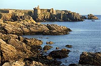 La fortaleza del Vieux Châteux se alza sobre un islote frente a la costa de Yeu, rememorando el pasado bélico que padeció la isla del litoral atlántico francés. / C. CANDEL