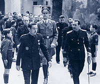 Hans Thomsen era un gigantn de dos metros de estatura. Su primer lbum lo inicia el 28 de marzo de 1939, el da en que los nacionales entraron en Madrid. En la foto, escoltado por falangistas.