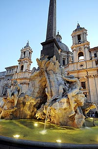 La bella fuente de los Cuatro Ríos, con sus enormes figuras, preside la Plaza Navona. | M. Estebaranz