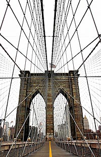 El famoso puente de Brooklyn une los barrios neoyorquinos de Manhattan y Brooklyn. | AGE FOTOSTOCK