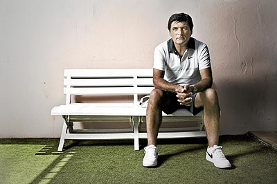 Su sombra. Toni Nadal, 49 aos, en el Club de Tenis Manacor donde form a su sobrino Rafa.