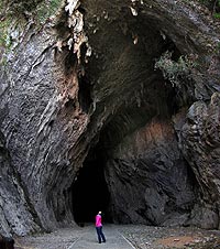 El espectacular acceso a la cueva Cullalvera, de 30 metros de alto. | Foto: GONTZAL LARGO