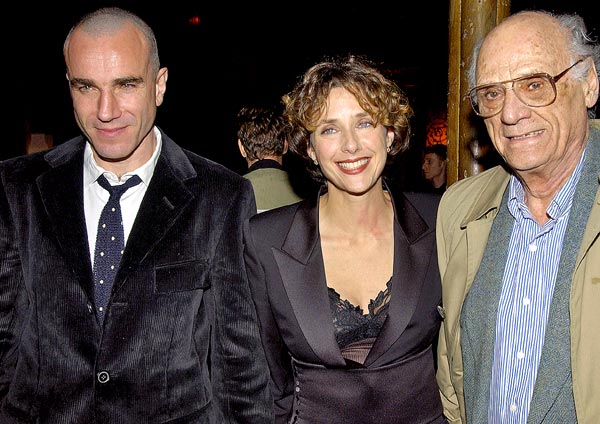 LOS HOMBRES DE REBECCA. La escritora y cineasta, entre su marido, Daniel Day-Lewis, y su padre, Arthur Miller, en 2002.