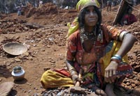 EN LA MINA. Los niños de Palamur, un mísero pueblo al sur de la India, son tratados como esclavos. Caminan varios kilómetros al amanecer hasta las minas de las que extraen el mineral de los pintalabios.| J. Chin
