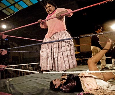 PISADA DE CUELLO. La luchadora se ensaa con su oponente, pisndole el cuello mientras se encuntra tendida en el suelo del ring.