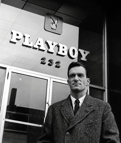 SU IMPERIO. El dueo y editor de la revista Playboy, delante de la sede de la publicacin en Chicago en 1973.