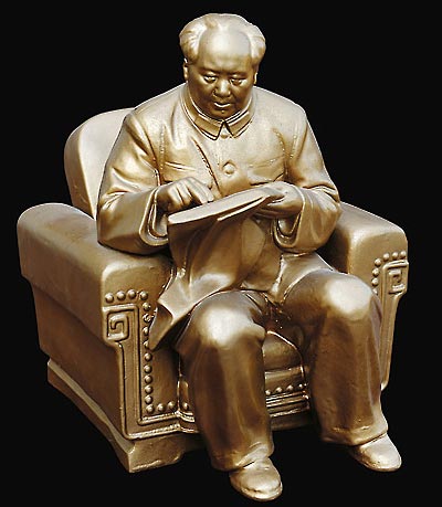 MAO LECTOR. Estatuilla dorada del lder (20cm) para fomentar la lectura. Era una imagen muy frecuente.