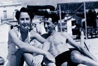 Metchild Podewils, con 29 aos, y Dionisio Ridruejo, con 31, en la playa de Caldetes (Barcelona) donde el escritor continu su 'destierro' tras pasar por Ronda.| Archivo familiar