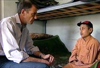 EL TERRORISTA MS JOVEN.- Abdullah, 11 aos, est encerrado en una crcel de Afganistn, donde fue detenido. La imagen muestra un momento de la entrevista que el nio bomba ms joven del mundo mantiene con un periodista de la cadena de televisin britnica ITV News.