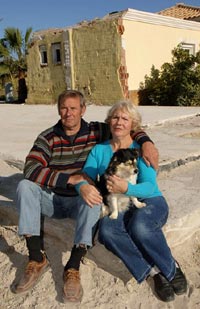 VCTIMAS. Len y Helen Prior en Vera, Almera. Demolieron su casa en 2007 sin compensacin alguna y, desde entonces, viven en su garaje sin agua ni electricidad.| A. Daniels