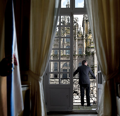 Con vistas Alberto Nez-Feijo en su despacho presidencial del Palacio de Rajoy, en la Plaza del Obradoiro.