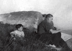AQUELLOS AOS. El autor del libro y de este reportaje, con su padre en una fotografa sin localizar a principios de los aos 40.