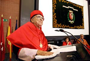 Santiago Carrillo, durante su investidura como doctor honoris causa por la UAM (FOTO: CARLOS BARAJAS).