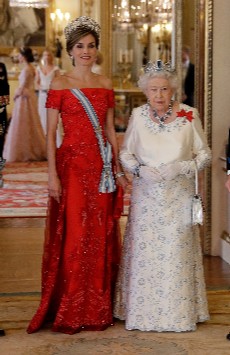 Letizia con vestido rojo de Felipe Varela en Reino Unido