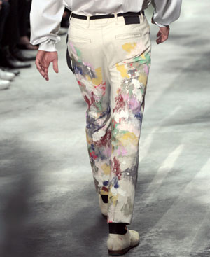Pantalones pintados de Yves Saint Laurent (Foto: AFP).