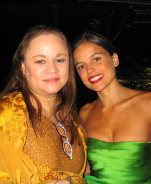 La escritora cubana posa con la actriz Elena Anaya.