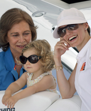 La Reina, con su nieta la Infanta Leonor y la madre de sta, Doa Letizia. FOTO: AFP.