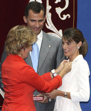 Doa Letizia en el momento de recibir la Medalla de Oro de la Comunidad de Madrid de manos de Esperanza Aguirre. FOTO: EFE.