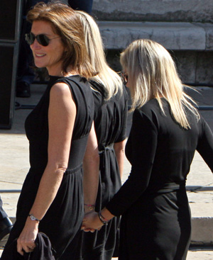 Cecilia y sus hijas durante el funeral de Jacques Martin. FOTO: AP.