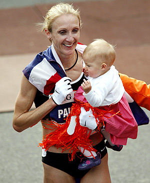 Paula Radcliffe con su hija Isla tras ganar la carrera. FOTO: REUTERS.